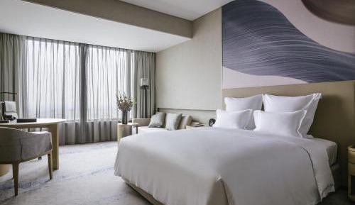 Deluxe King Room with City View - High Floor