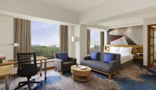 Junior Suite with 1 Queen Bed with 2 way airport transfers and Cocktail Hours and Lounge Access