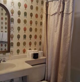 Deluxe King Room 6