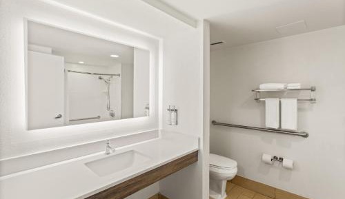 Standard King Room with Mobility Accessible Tub