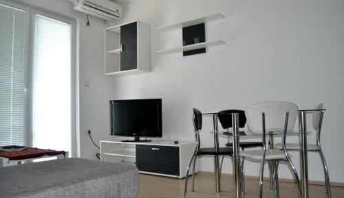 Apartment with Lake View