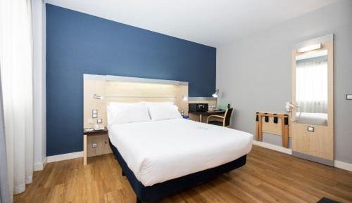 Standard Queen Room - Accessible with Free Breakfast