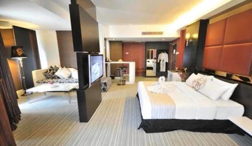 One-Bedroom Apartment with City View