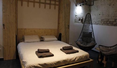 Deluxe One-Bedroom Apartment