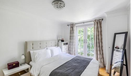 Two-Bedroom Deluxe Apartment with Balcony