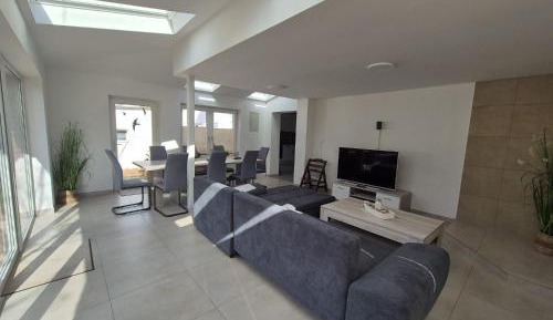 Three-Bedroom Apartment with Shower