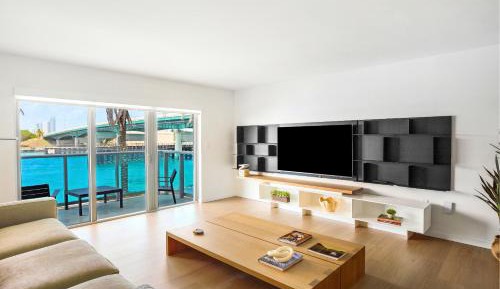 Deluxe Two Bedroom Apartment Waterfront