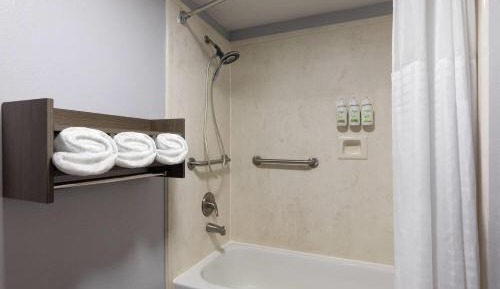 Queen Room with Two Queen Beds and Bath Tub - Mobility Accessible/Non-Smoking