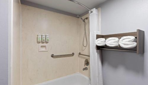 King Room with Bath Tub - Mobility Accessible/Non-Smoking