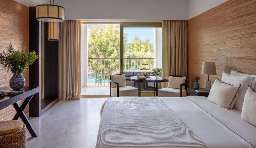 Deluxe King Room with balcony and pool view 