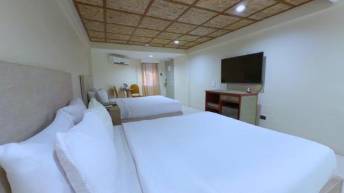 Deluxe Room Pool View