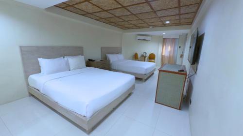 Deluxe Room Pool View with Balcony