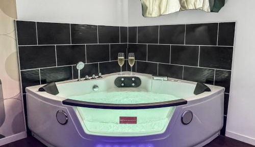 Studio with Spa Bath