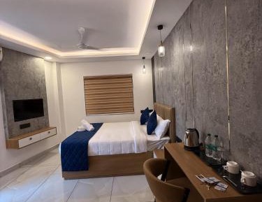 Deluxe Double Room (2 Adults + 1 Child)