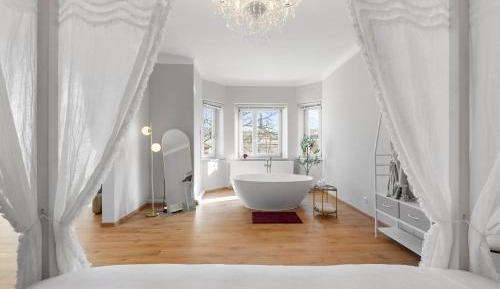 One-Bedroom Apartment with City View