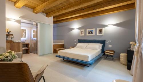 Queen Room with Spa Bath