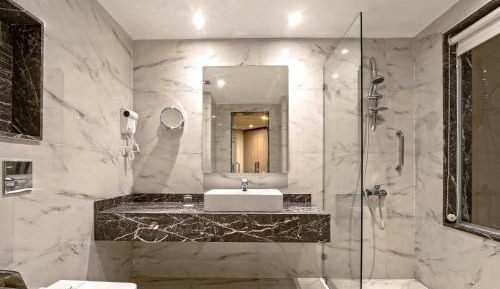 Deluxe Suite with Spa Bath
