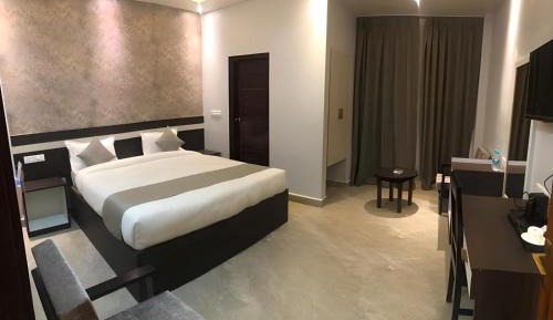 Deluxe Double Room (2 Adults + 1 Child)