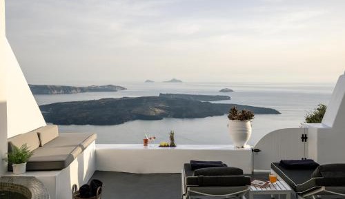 Bliss Cave with hot tub & Caldera view