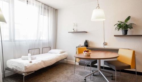 Superior Suite with queen bed and a single bed 