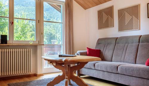 Apartment with Mountain View