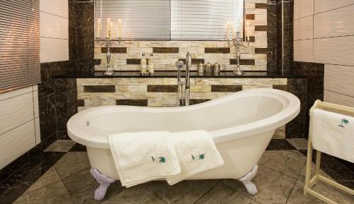 Deluxe Queen Suite
