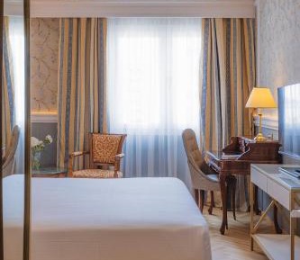 Deluxe Old Port View with twin beds, marble bathroom and wooden floor