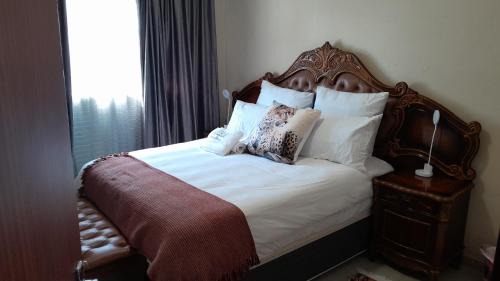 Queen Room with Shared Bathroom