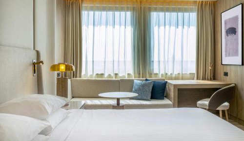 Superior King Room with City View