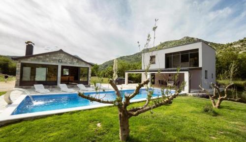 Villa with Swimming Pool