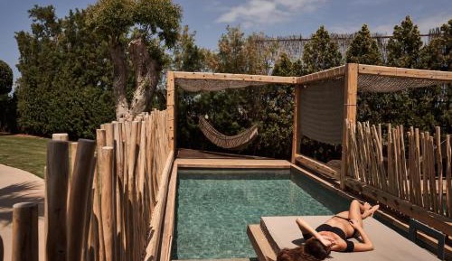 Design Room with Independent Pool