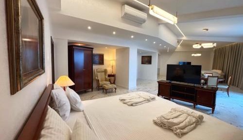 Deluxe Suite with Spa Bath