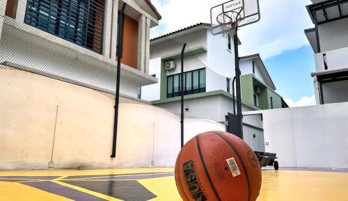 Four-Bedroom Holiday Home