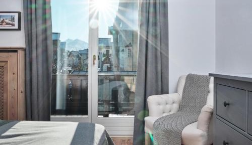 Three-Bedroom Apartment with Bathroom