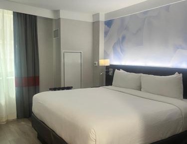 Guest room, 1 King, High Floor