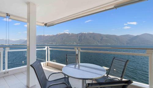 Apartment with Lake View