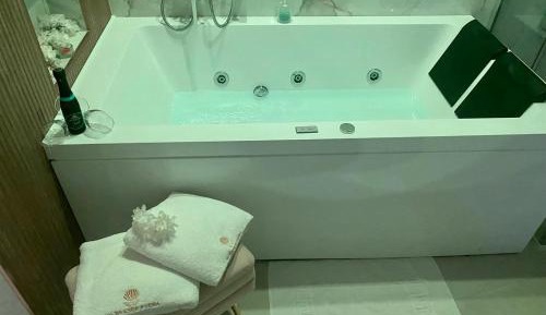 Queen Room with Spa Bath