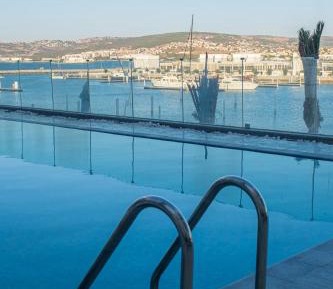 Apartment with Pool View 
