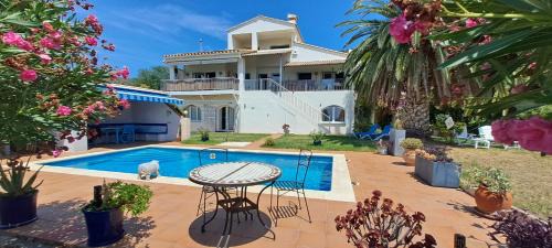 Apartment with Pool View 