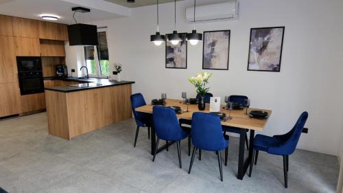 Four-Bedroom Deluxe Apartment