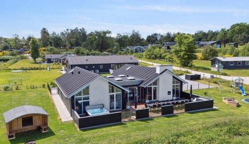 Eight-Bedroom Holiday Home