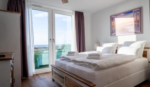 One-Bedroom Apartment with Sea View