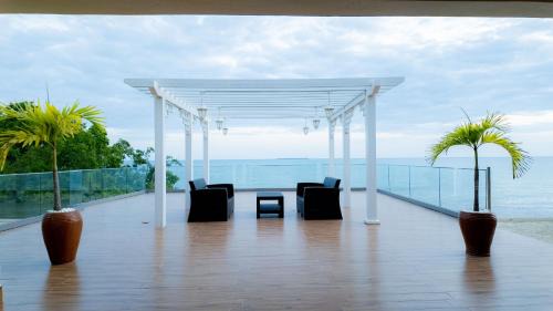 Deluxe King Room with Ocean View