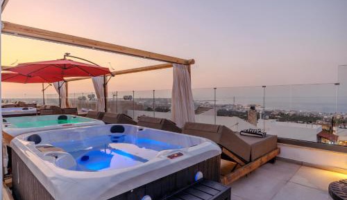 One-Bedroom Apartment with Rooftop Spa Bath