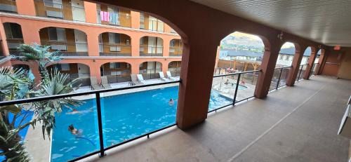King Room with Pool View - Non-Smoking