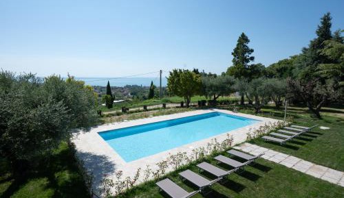 One-Bedroom Apartment with View