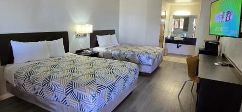 Queen Room with Two Queen Beds - Non-Smoking