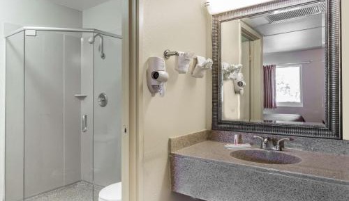 King Room with Roll-in Shower - Disability Access - Non-Smoking