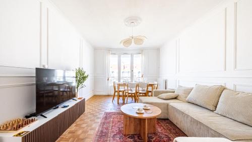 Three-Bedroom Apartment with Balcony