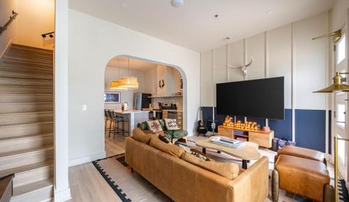Four-Bedroom Apartment with Balcony 
